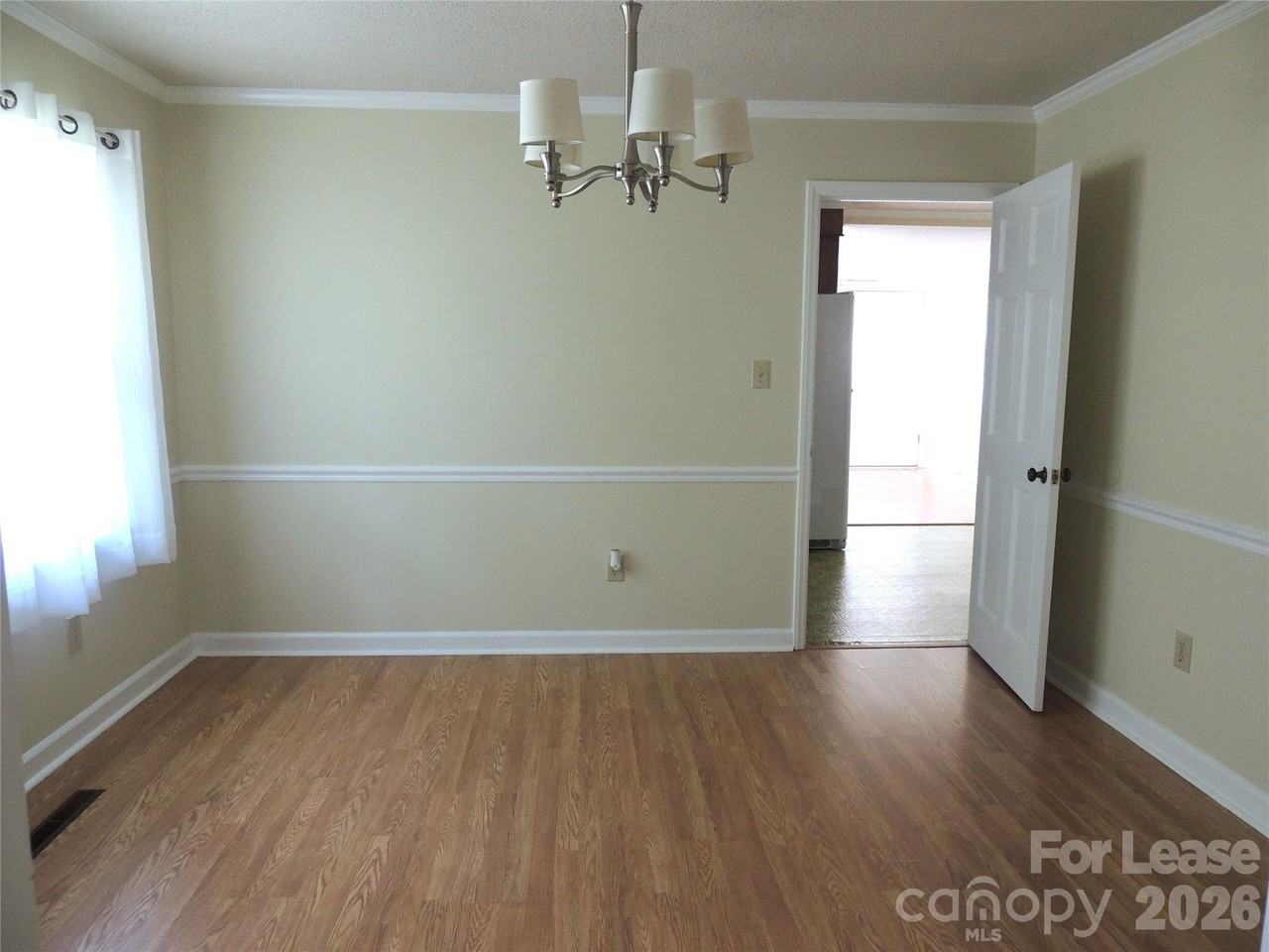 131 Holbrook St - Photo 5 of 30
