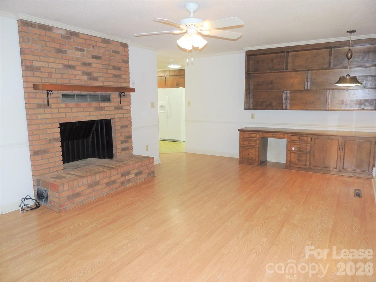 131 Holbrook St - Photo 6 of 30