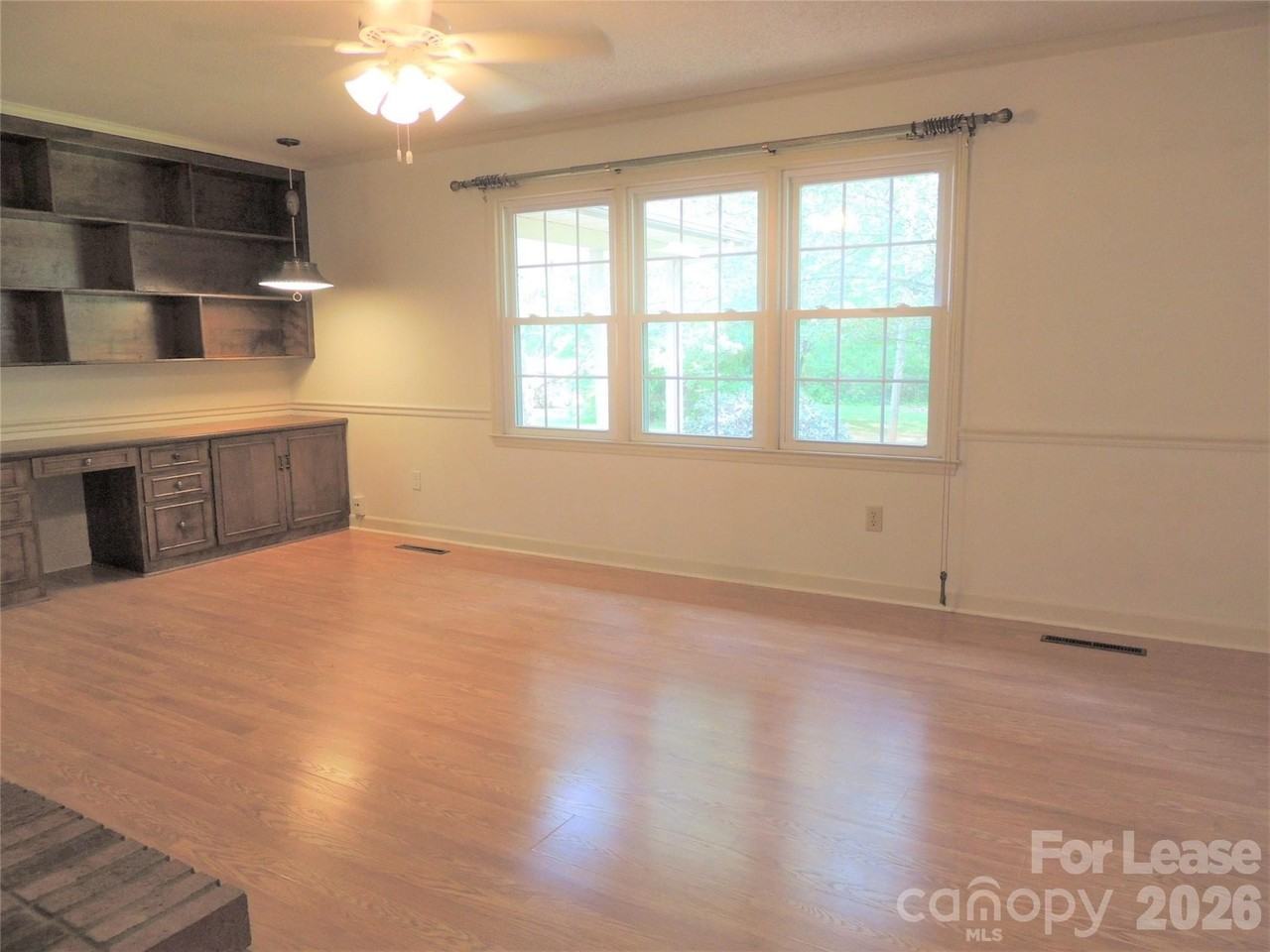 131 Holbrook St - Photo 7 of 30