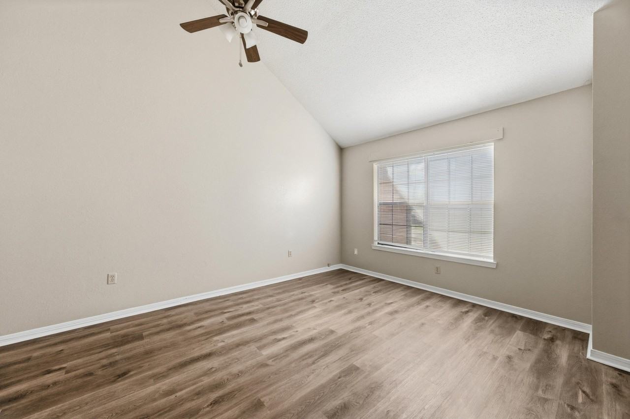 815 Valley Rd - Photo 6 of 40