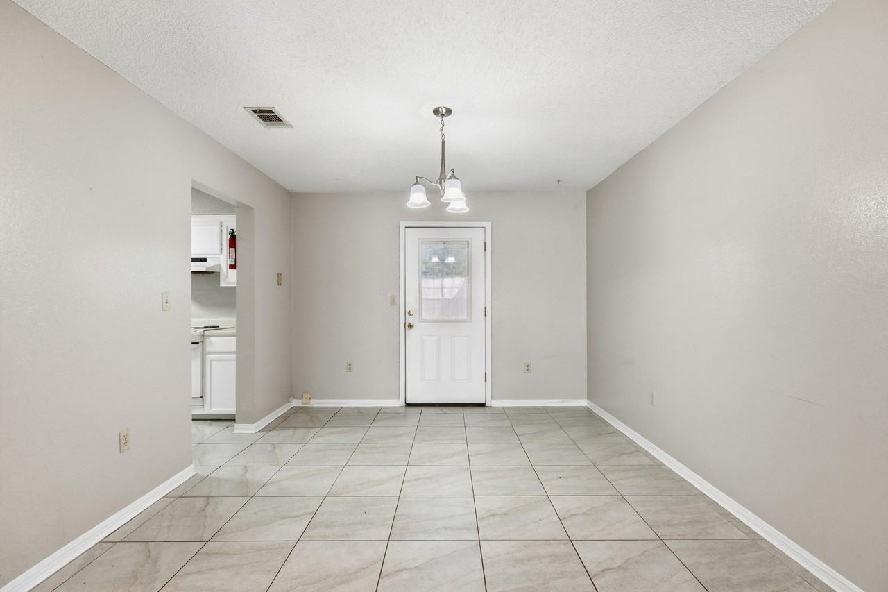 815 Valley Rd - Photo 7 of 40