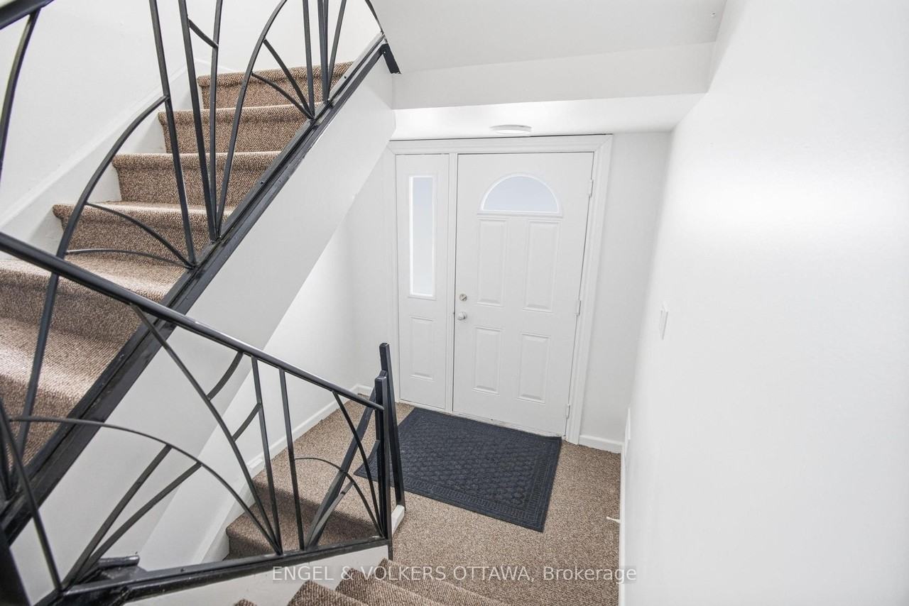 896 Pinewood Crescent 1 - Photo 2 of 21