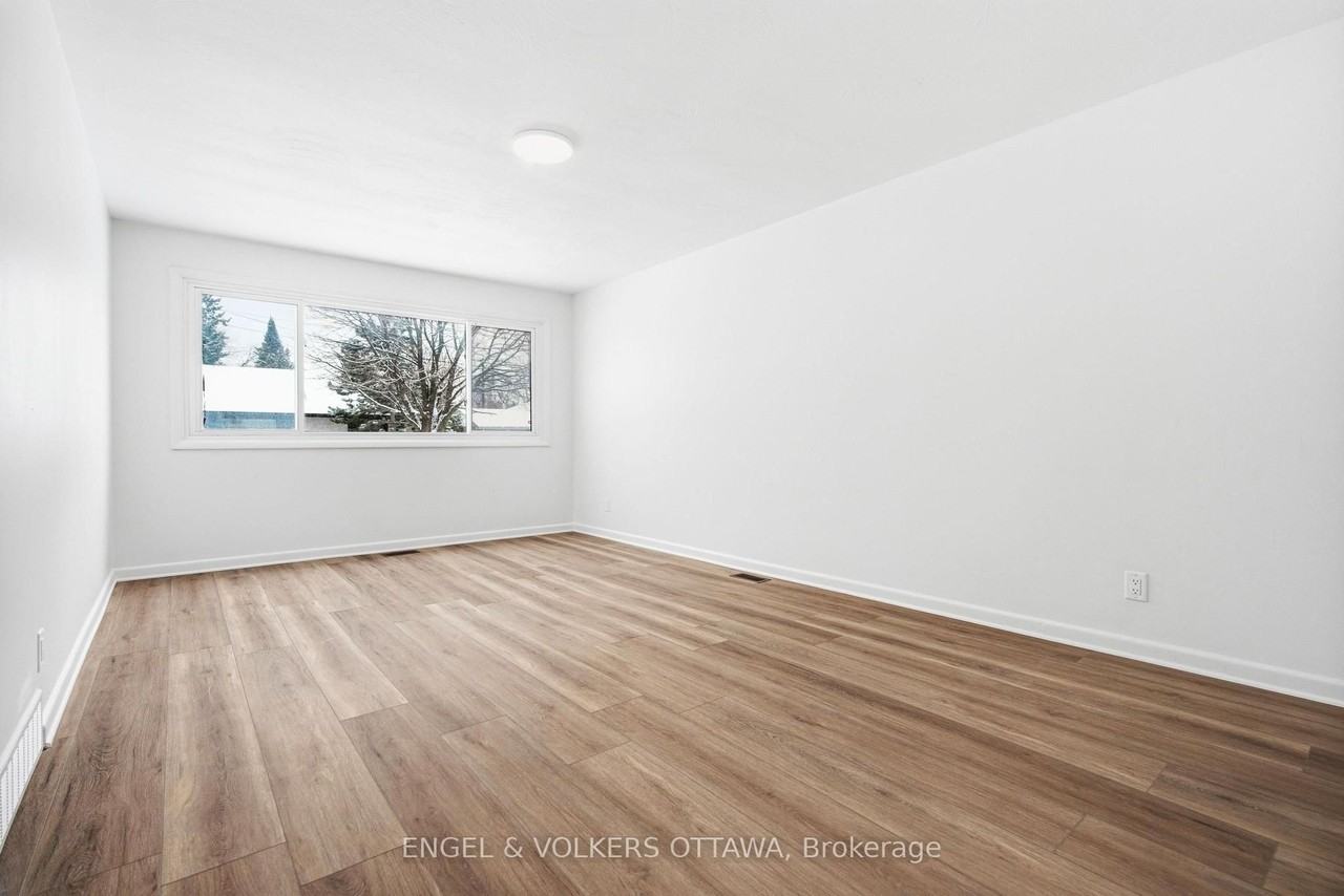 896 Pinewood Crescent 1 - Photo 6 of 21