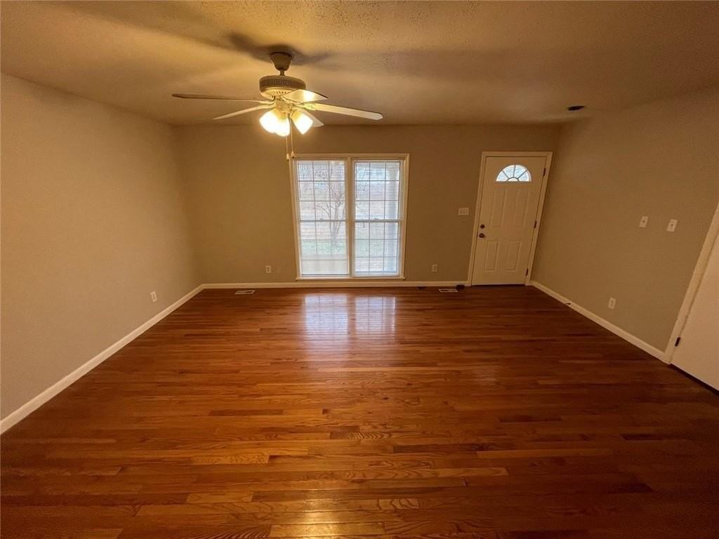 2902 Highbrook Ct - Photo 7 of 38