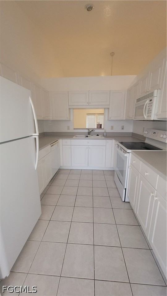 1010 Se 12th Ter - Photo 4 of 21