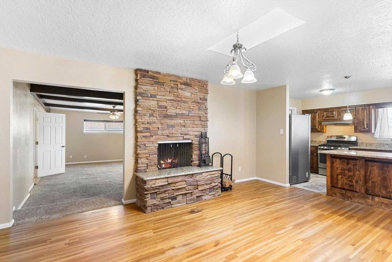 3721 Mary Ellen St Ne - Photo 7 of 25
