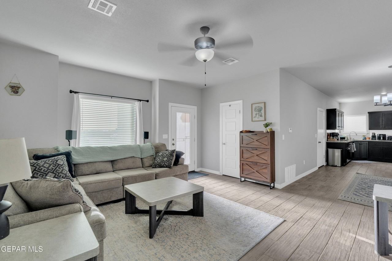 11352 Hidalgo Dr - Photo 2 of 43