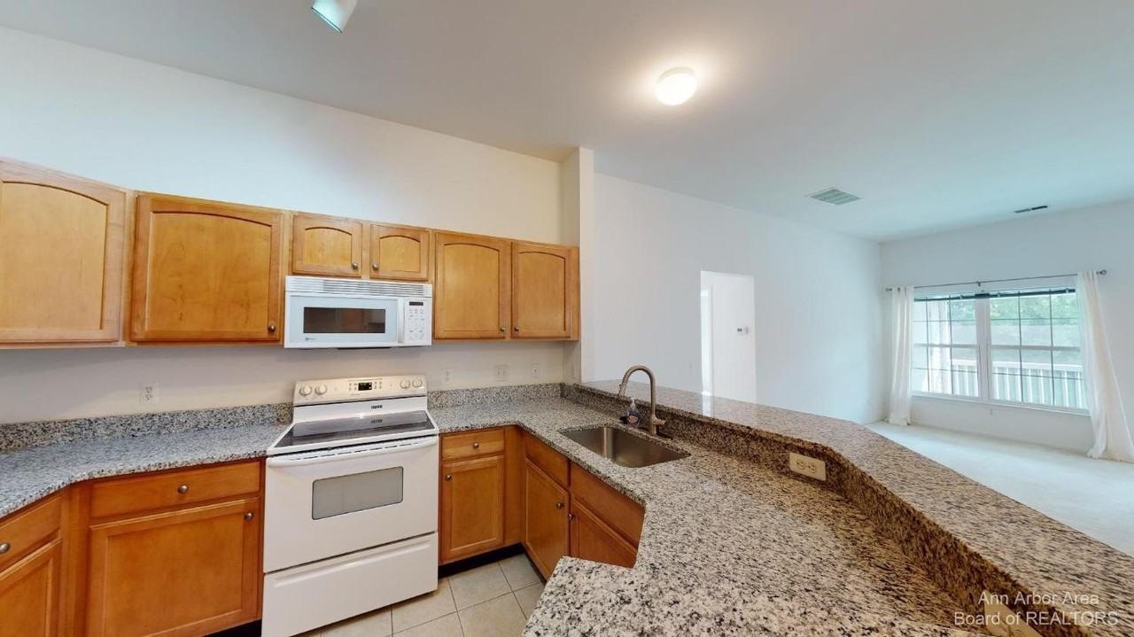 2802 S Knightsbridge Cir - Photo 2 of 20