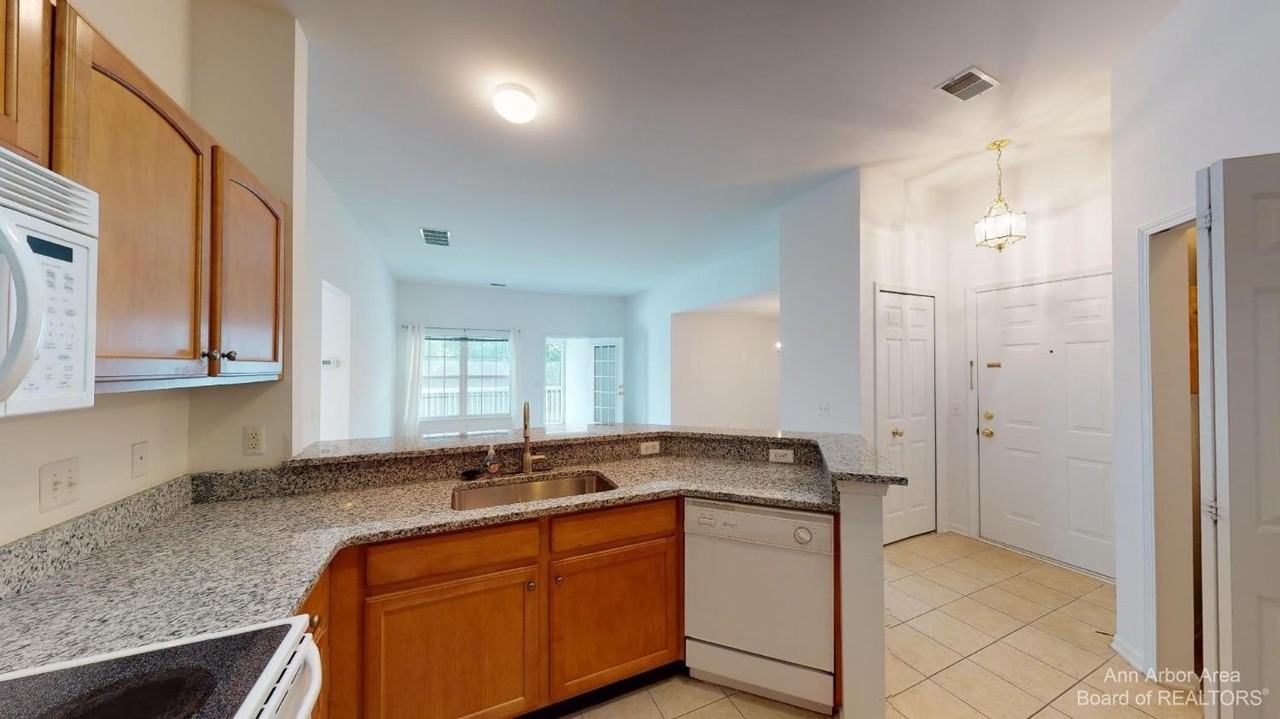 2802 S Knightsbridge Cir - Photo 3 of 20
