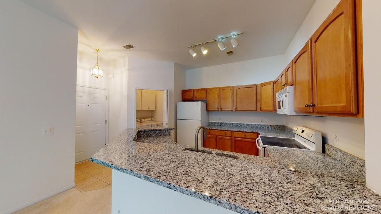 2802 S Knightsbridge Cir - Photo 4 of 20