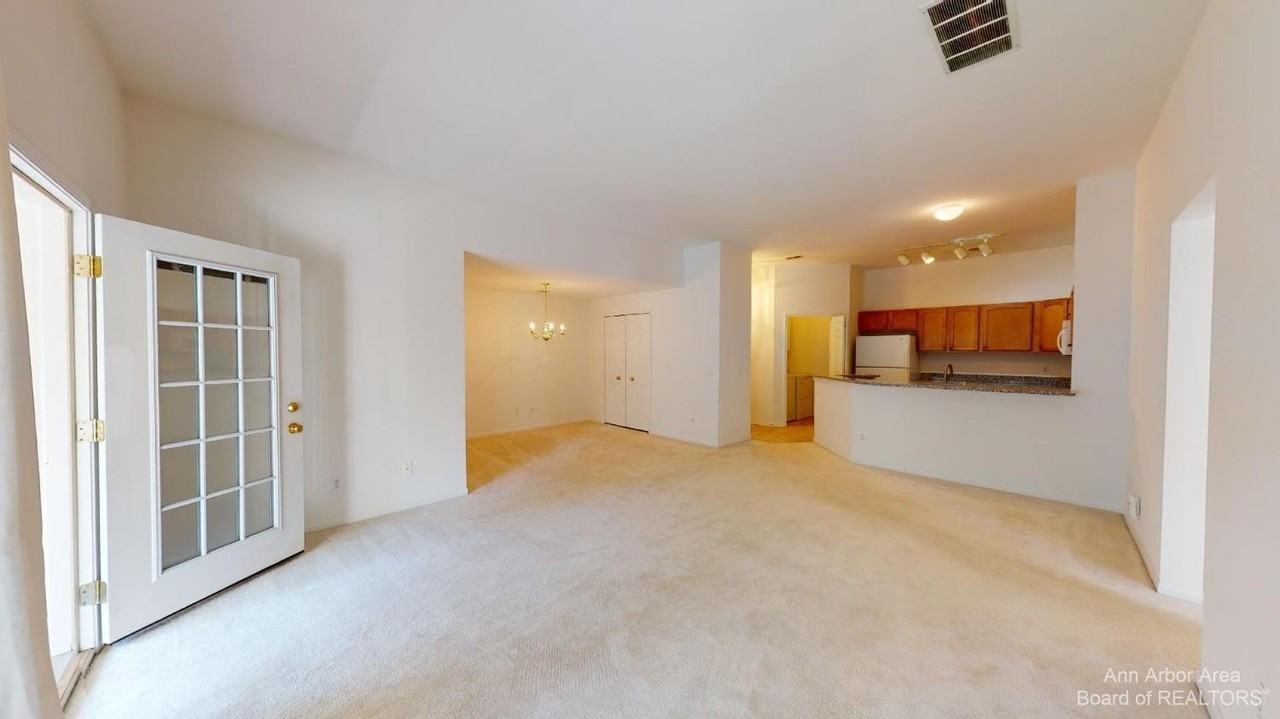 2802 S Knightsbridge Cir - Photo 6 of 20