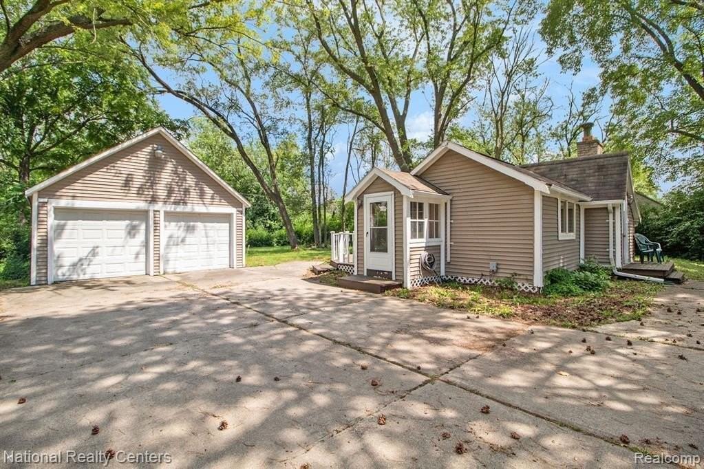 16750 Middlebelt Rd - Photo 2 of 15