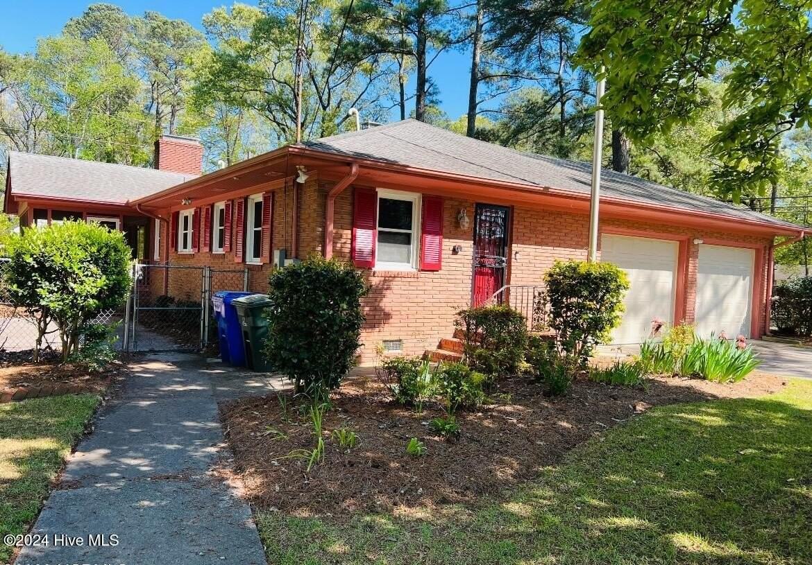 1811 Rosewood Dr - Photo 3 of 10