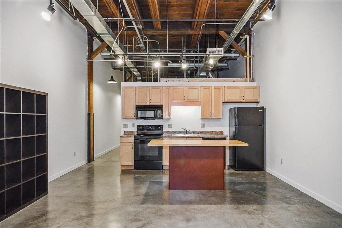 585 S Upper St #114 - Photo 4 of 34