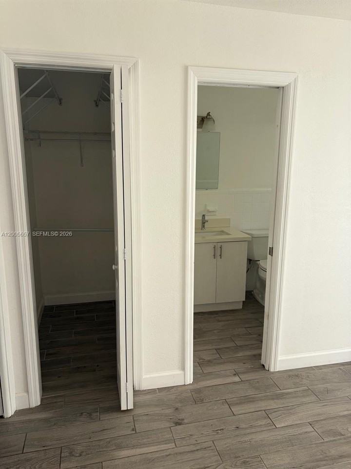1020 Se 15th St #1 - Photo 7 of 9