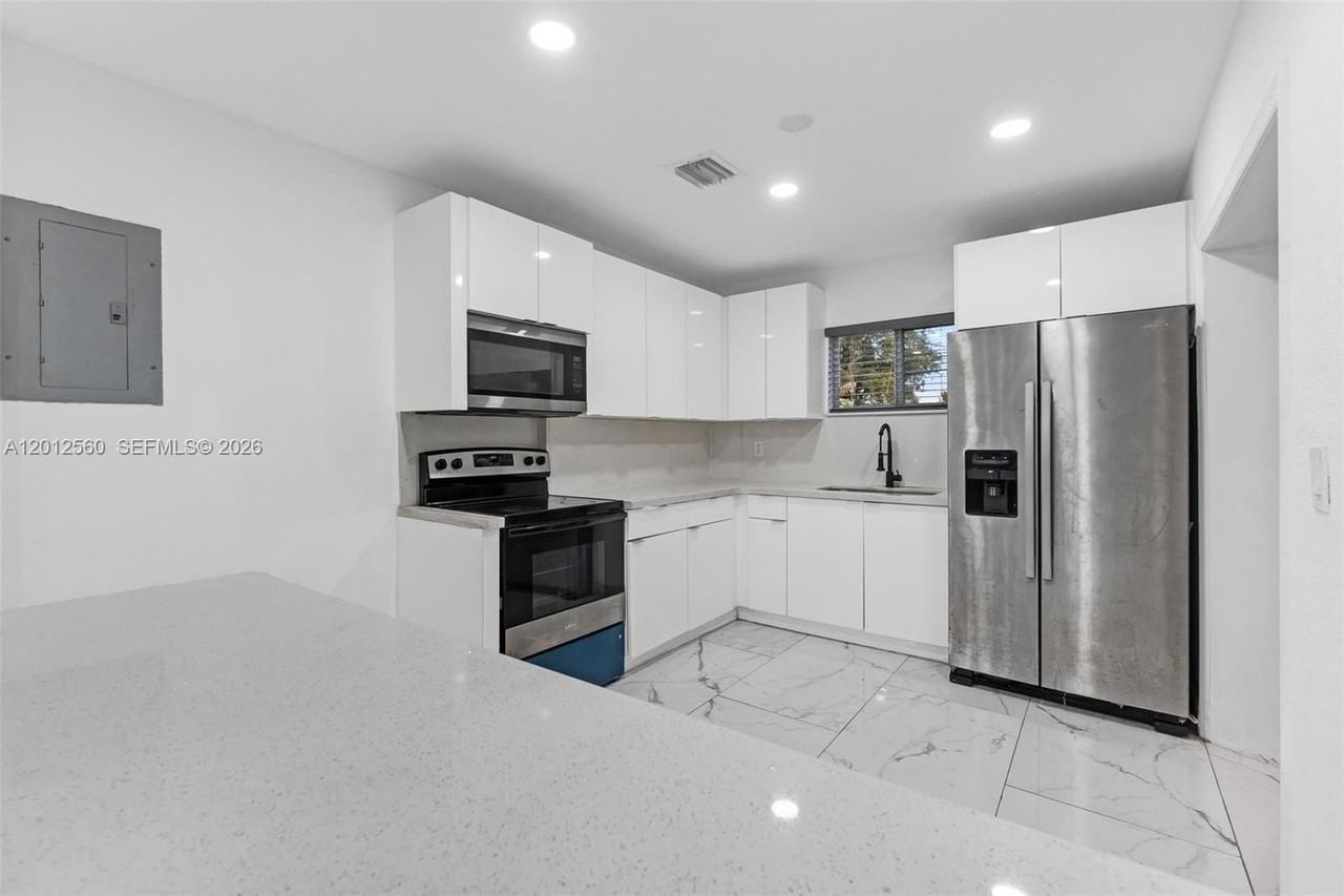4530 Sw 25th St - Photo 4 of 45