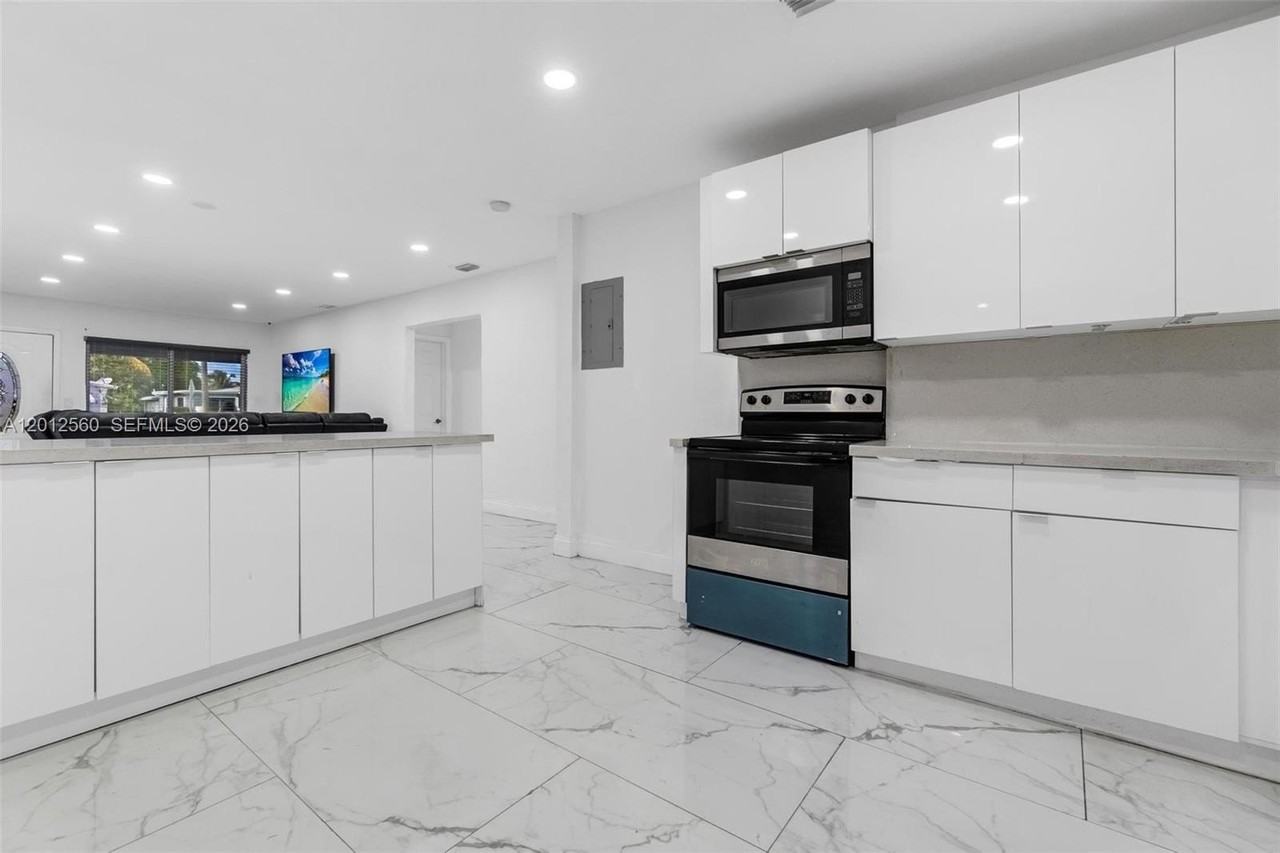 4530 Sw 25th St - Photo 5 of 45