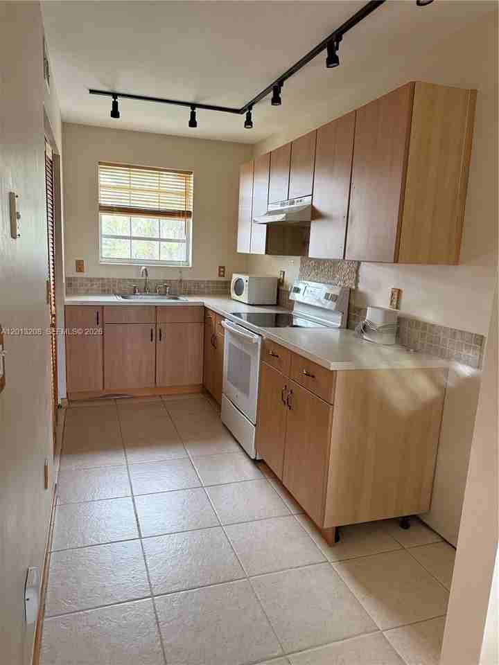 2260 Se 27th Dr #204E - Photo 5 of 16