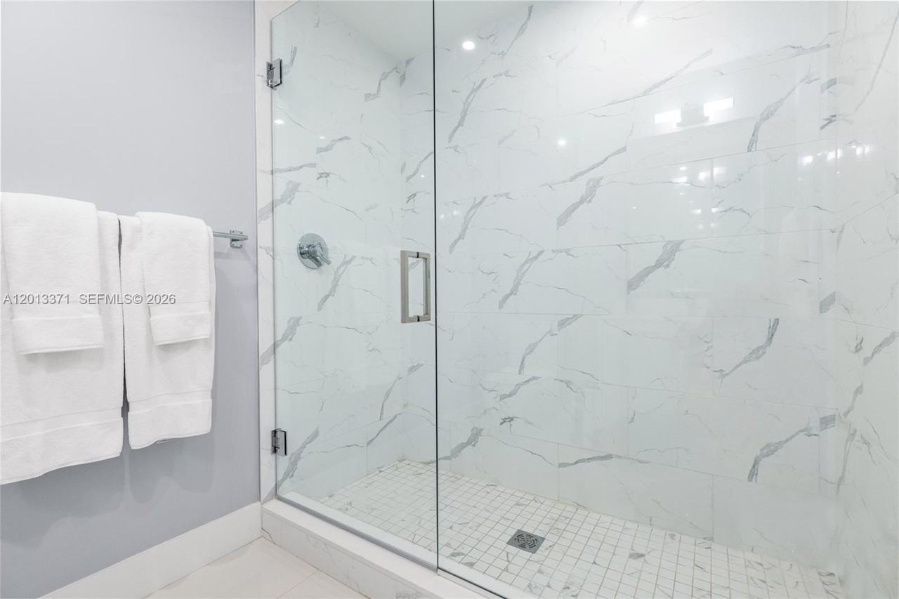 133 Isle Of Venice Dr #4B - Photo 7 of 50