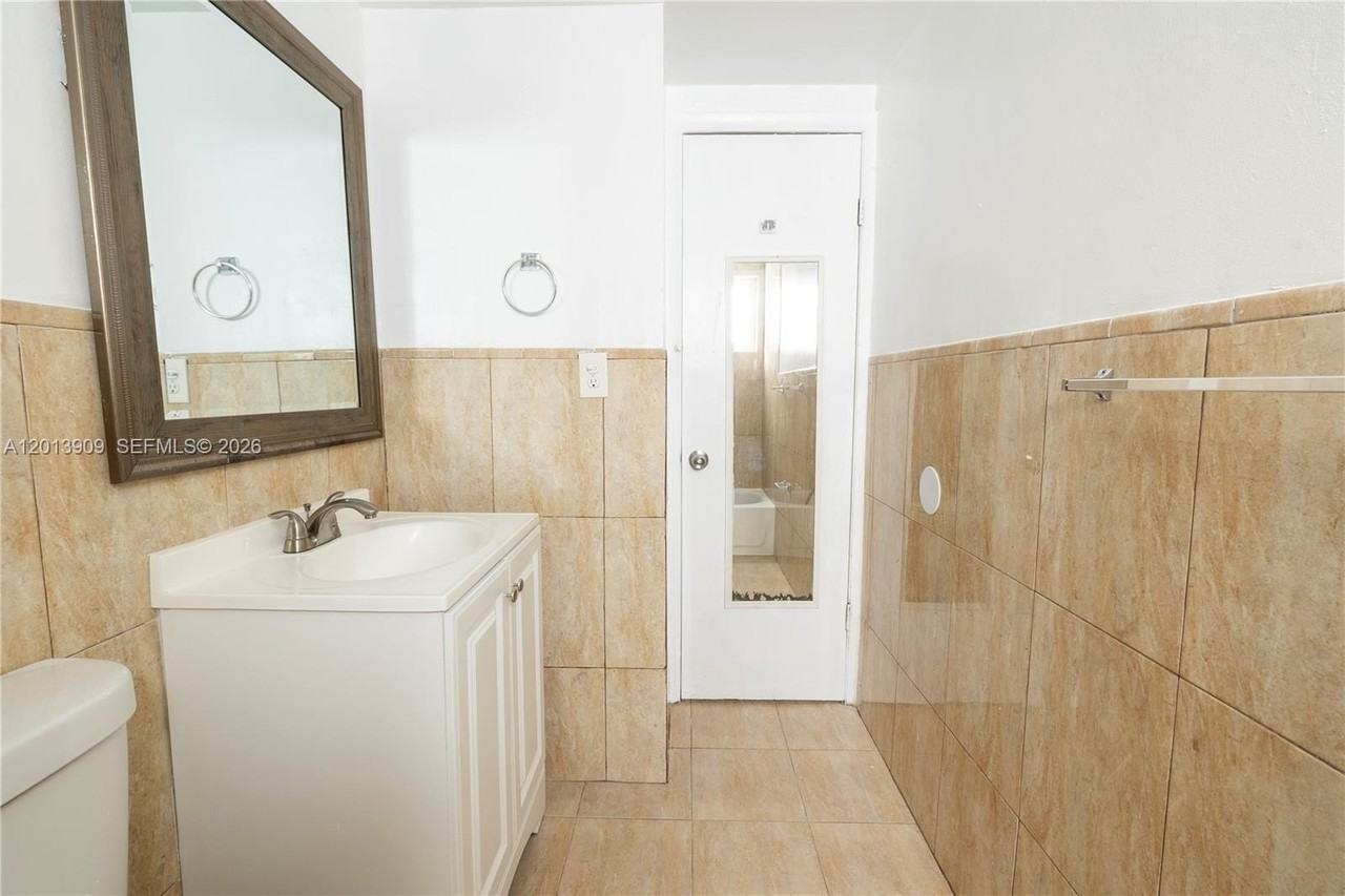 1091 Sw 4th St #1 - Photo 3 of 24