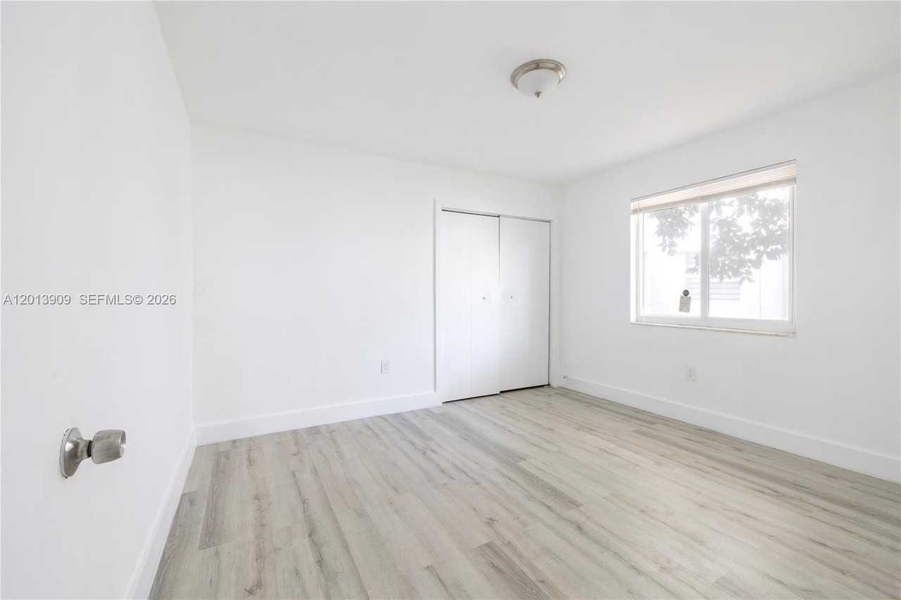1091 Sw 4th St #1 - Photo 4 of 24