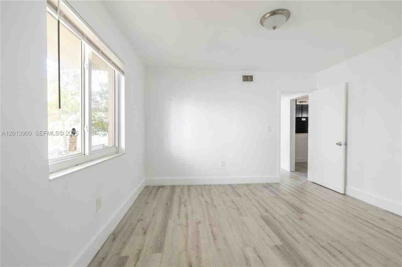 1091 Sw 4th St #1 - Photo 6 of 24