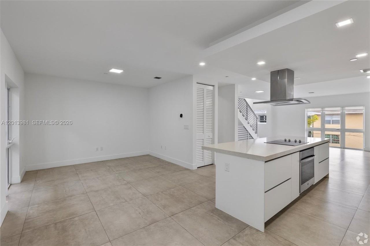 434 Sw 10th St #A - Photo 3 of 23