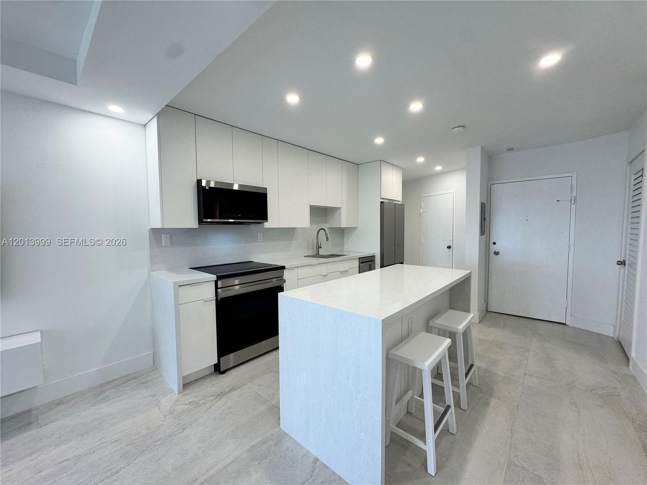 2899 Collins Ave #1414 - Photo 4 of 10