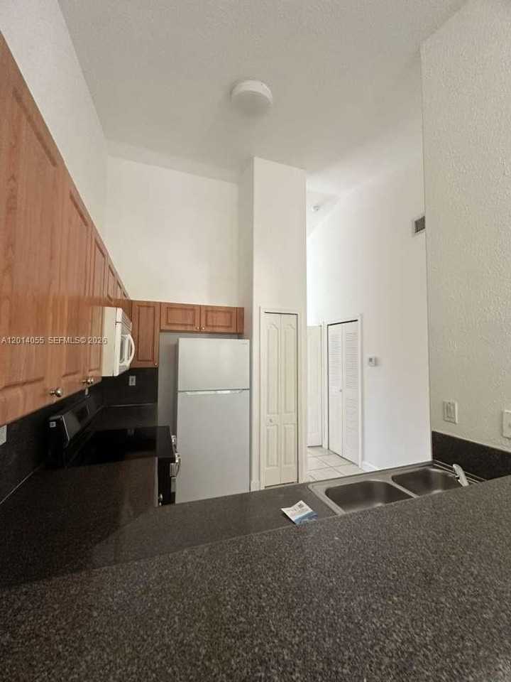2755 Se 16th Ave #200 - Photo 4 of 15