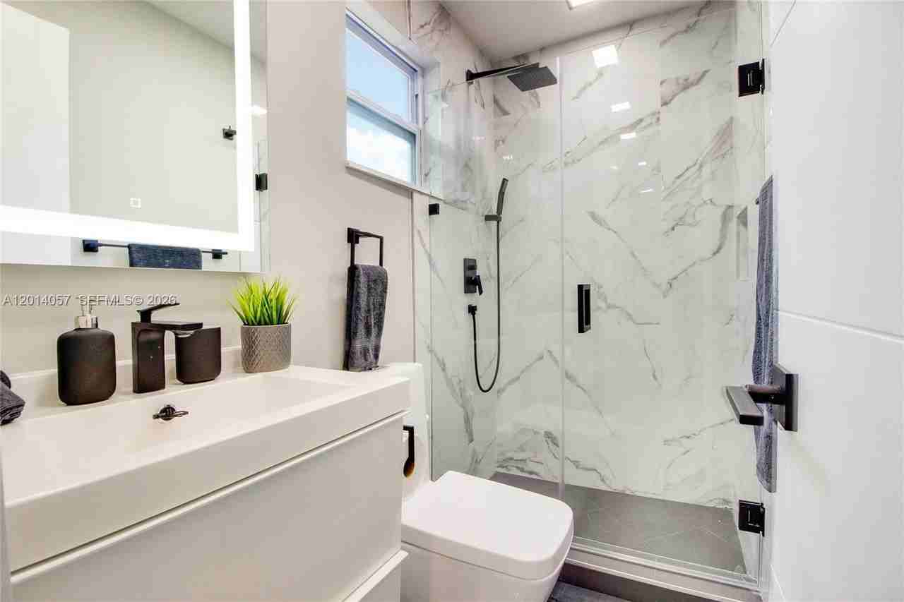 5530 Nw 5th Ave - Photo 4 of 10