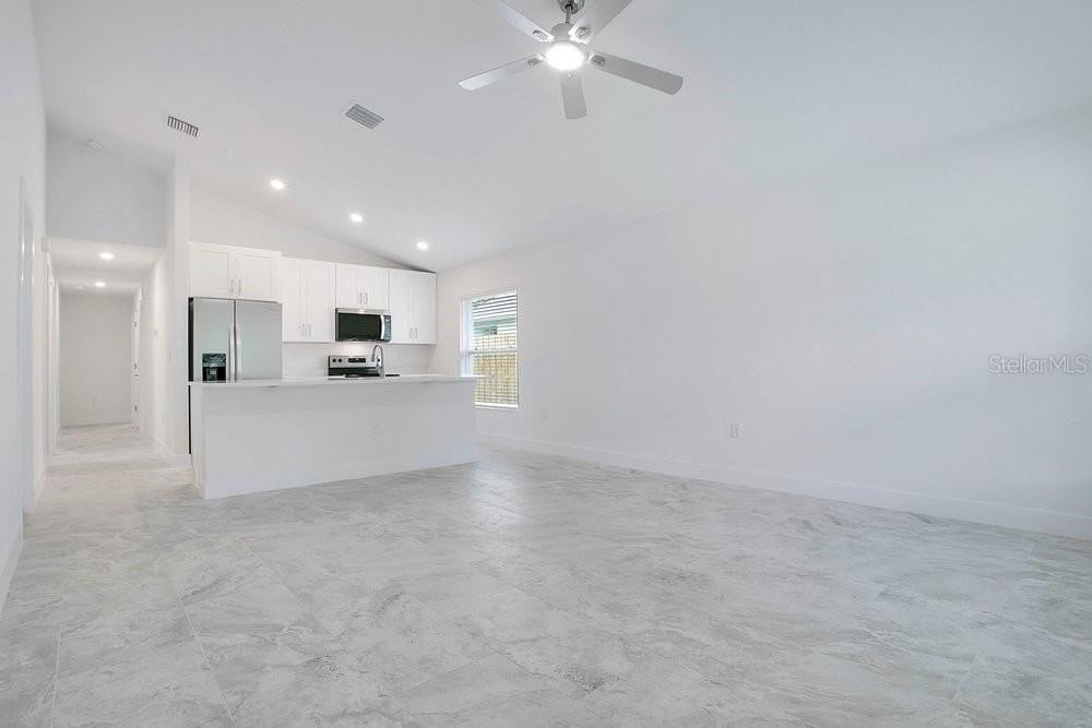 865 Dunbar St - Photo 4 of 26
