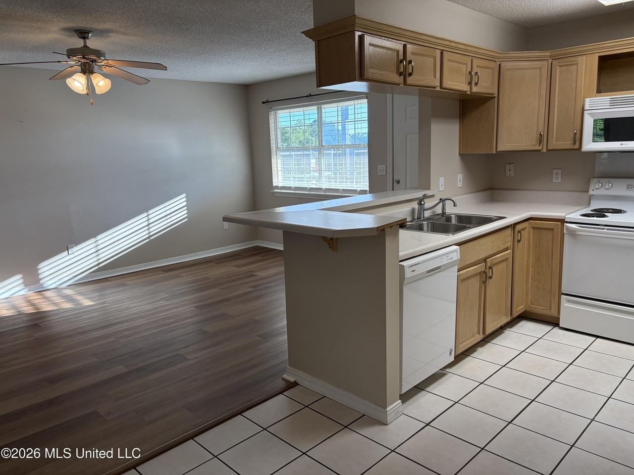 3230 Cumberland Rd Apt 213 - Photo 3 of 38