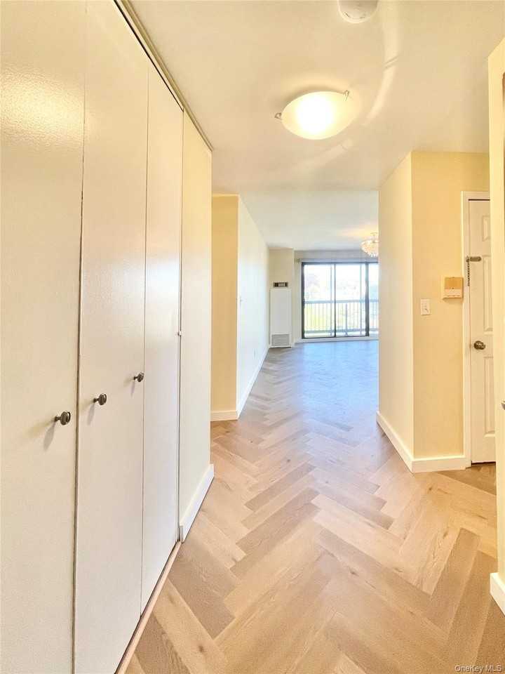 12 Bond St #5B - Photo 6 of 33