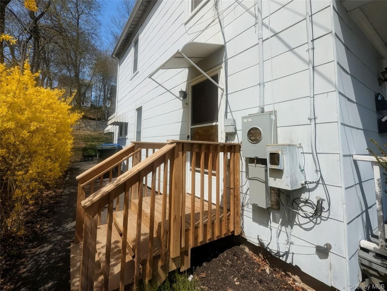 84 Orange Ave - Photo 3 of 25