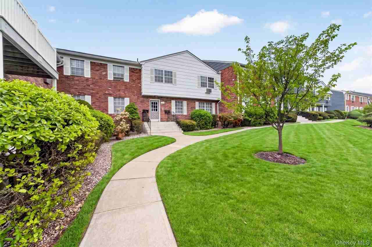 31 Doxbury Ln - Photo 2 of 29