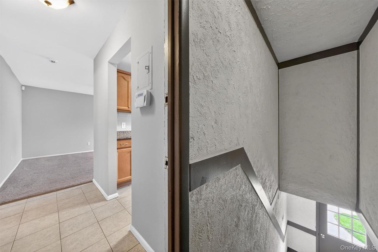 31 Doxbury Ln - Photo 4 of 29