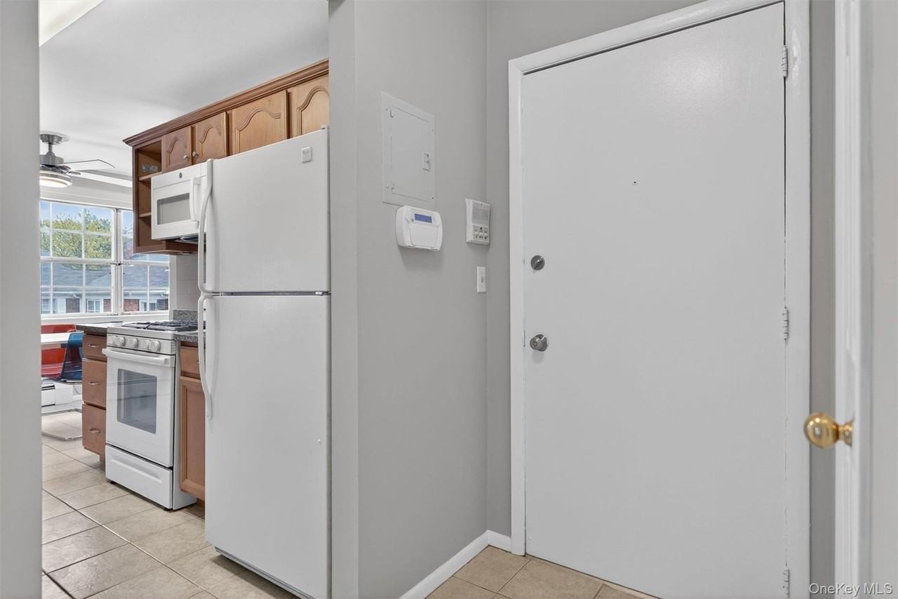 31 Doxbury Ln - Photo 5 of 29