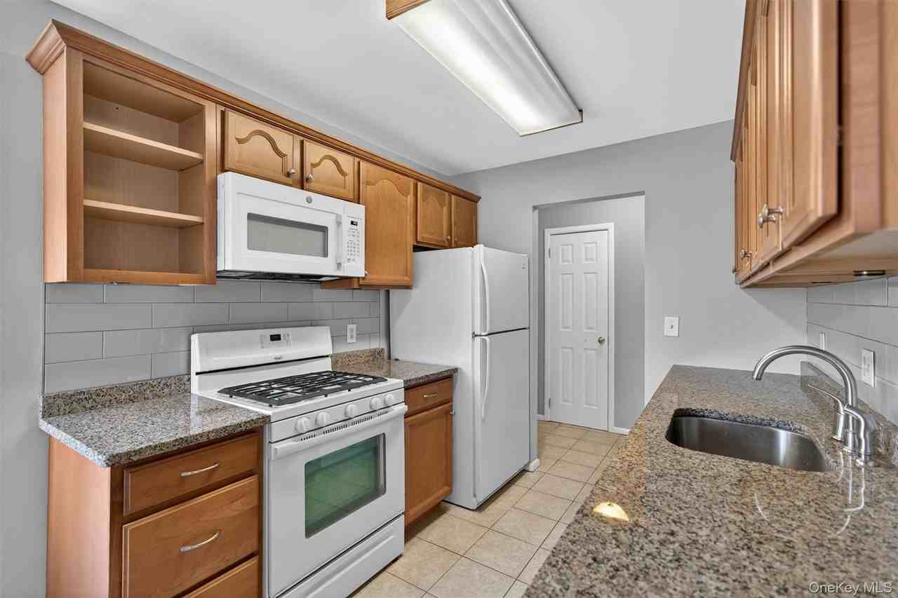 31 Doxbury Ln - Photo 6 of 29