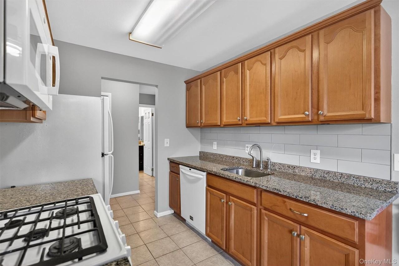 31 Doxbury Ln - Photo 7 of 29
