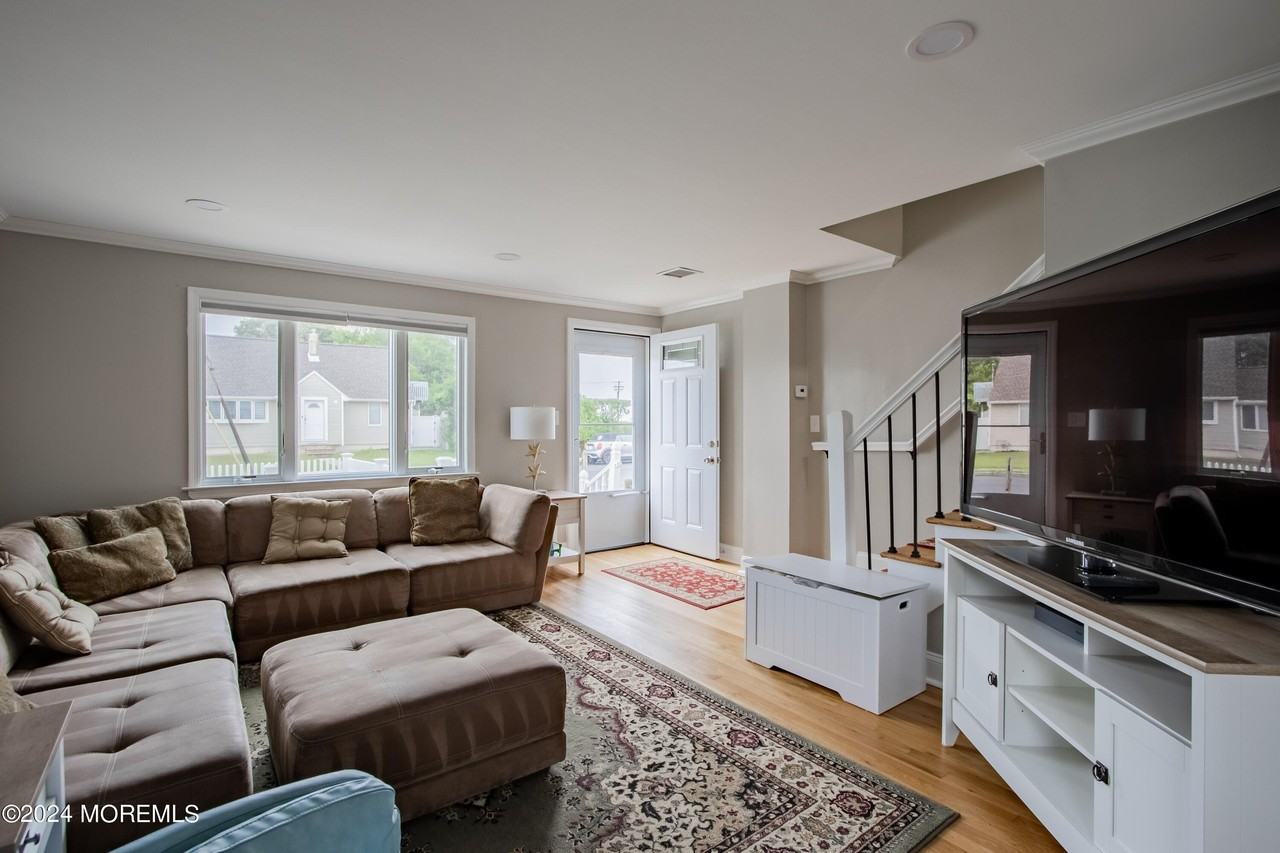 32 Howland Ave - Photo 2 of 17