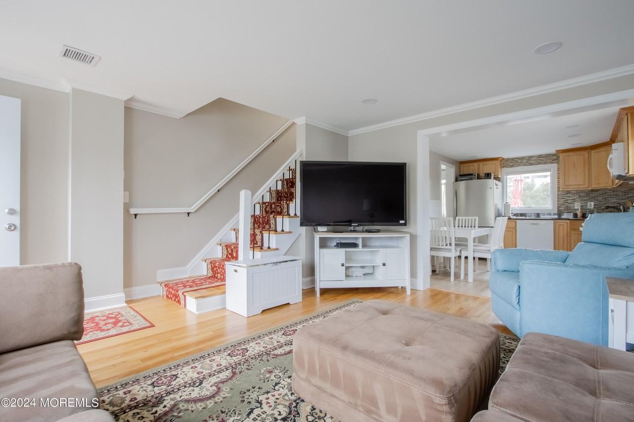 32 Howland Ave - Photo 3 of 17