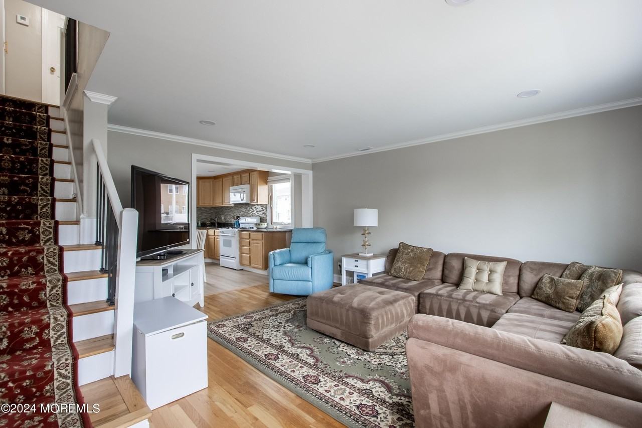 32 Howland Ave - Photo 4 of 17