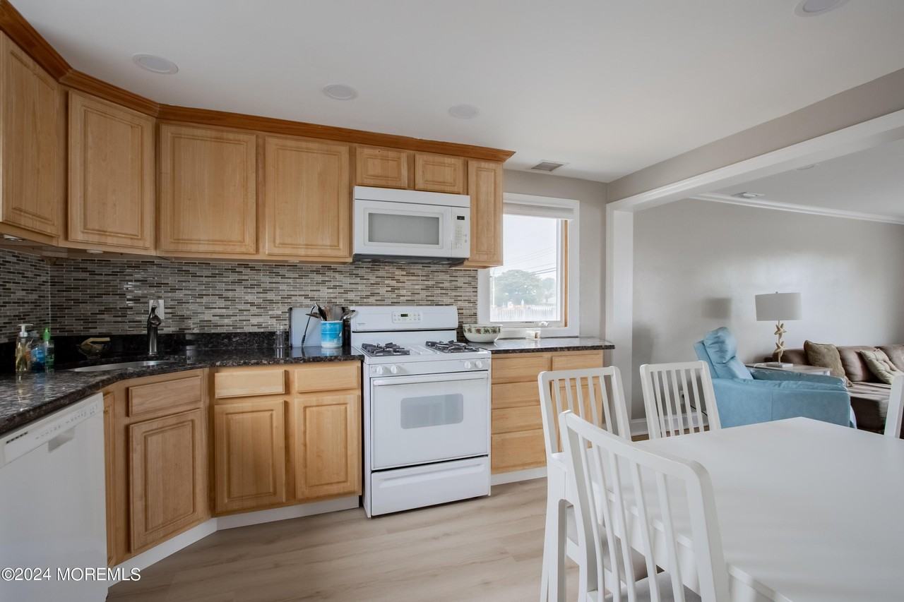 32 Howland Ave - Photo 6 of 17