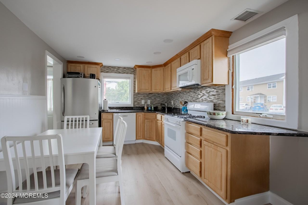 32 Howland Ave - Photo 7 of 17