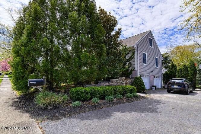 2125 Millbrook Rd - Photo 4 of 45