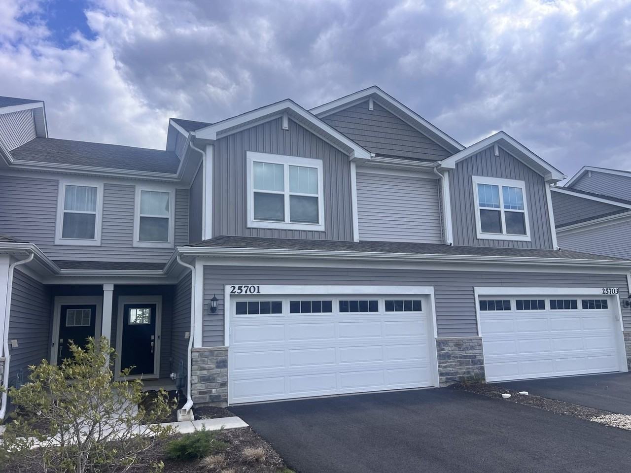 25701 W Yorkshire Dr - Photo 2 of 19