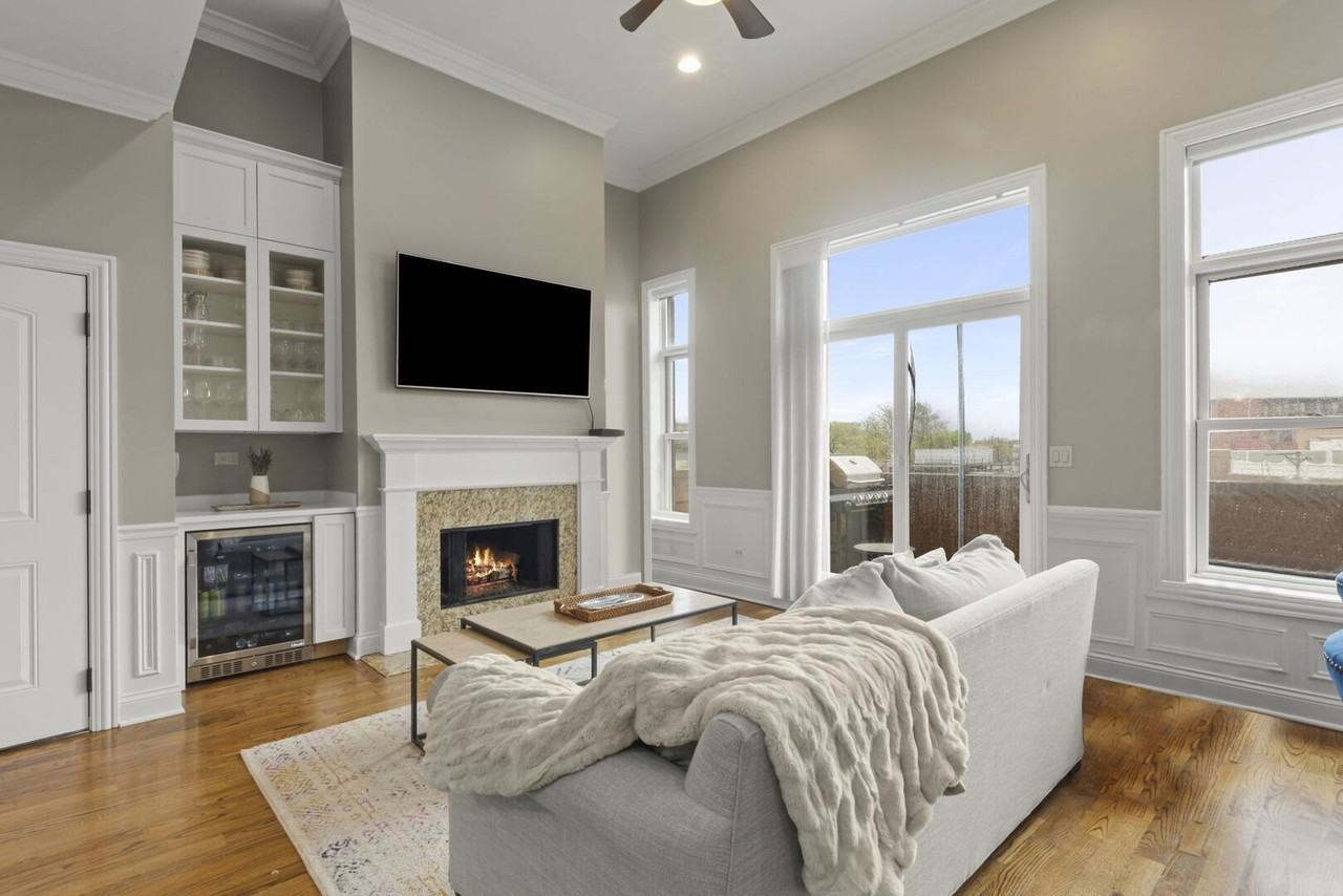 1130 W Diversey Pkwy #4W - Photo 2 of 21