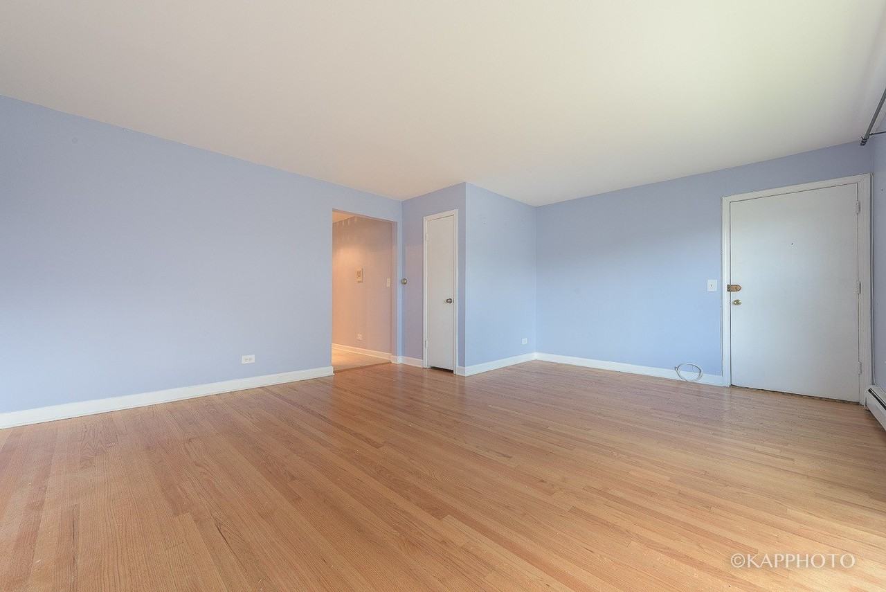 5942 W Addison St #1 - Photo 4 of 24