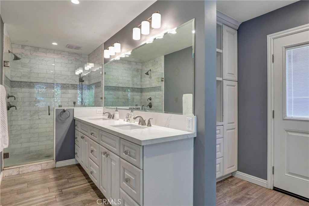 12571 Martha Ann Dr - Photo 7 of 33