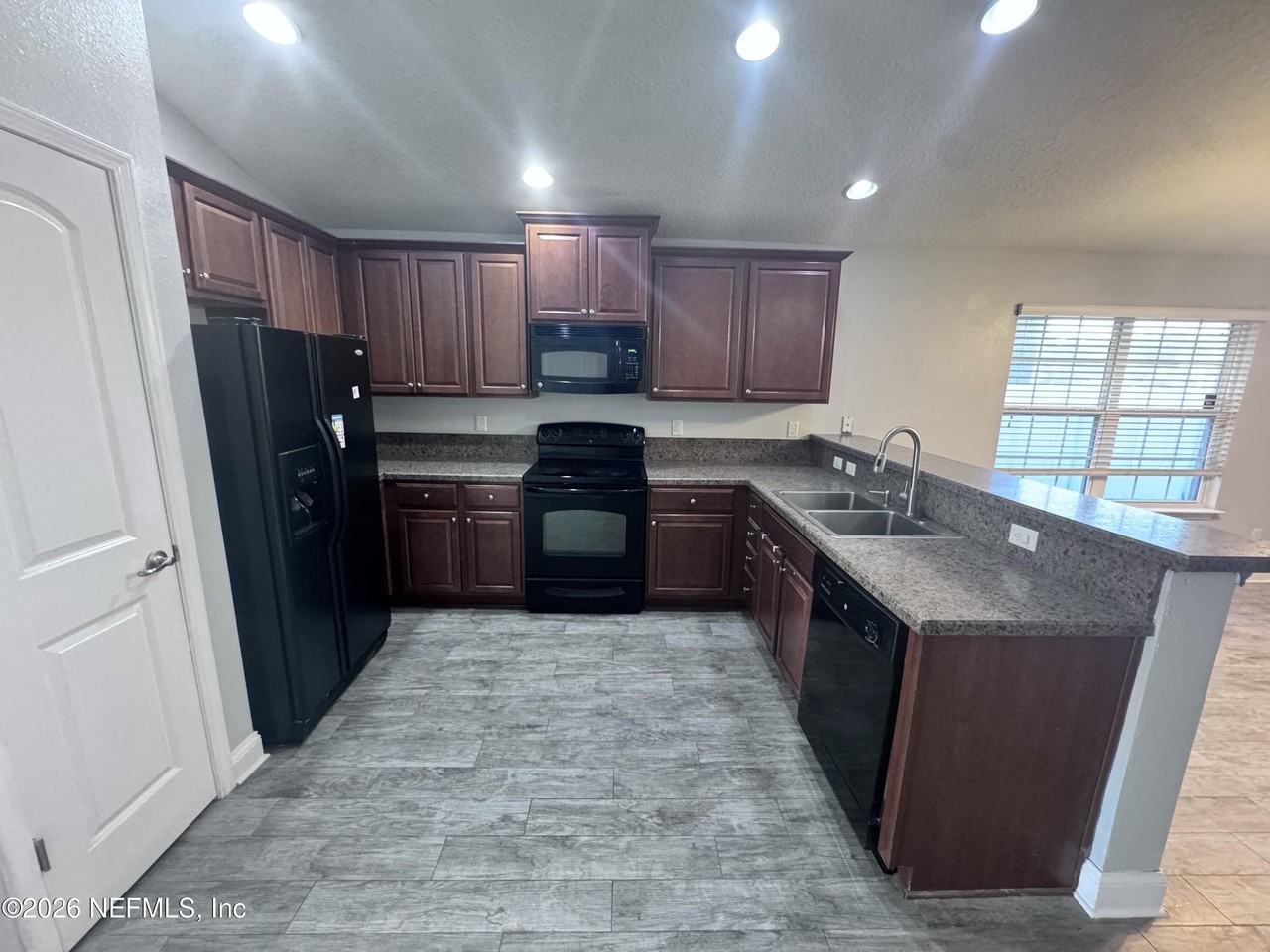 7565 Westland Oaks Dr - Photo 6 of 24